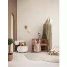 Olívazöld Jollein vintage baldachin babaágy felett egy meleg tónusú babaszobában