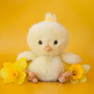 Bukowski Baby Chicky 15 cm-es sárga plüss csibe ülő pozícióban fehér háttér előtt