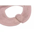 A Jollein Wild rose frottír előke puha és biztonságos tépőzáras nyakrészének közeli képe