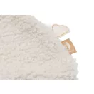 Jollein Sheep Sonny cumikendő részletfotó a göndör anyagról és a felhő formájú címkéről
