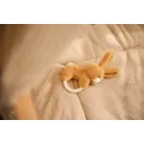 Jollein Bunny Luz plüss nyuszis rágóka dombornyomott gyűrűvel oldalnézetből