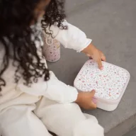 Little Dutch XL uzsonnás doboz Fairy wonders mintás fedéllel, nyitott belső bento rekeszekkel és műanyag villával