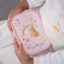 Kislány kezében tartja a rózsaszín Little Dutch Fairy Garden uzsonnás dobozt