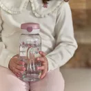 Little Dutch Forest Friends 600 ml-es átlátszó kulacs kék flip kupakkal asztalon