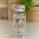 Kisgyermek kezében a Little Dutch Forest Friends 600 ml-es flip kupakos kulacs