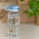 Little Dutch Forest Friends 600 ml-es átlátszó kulacs kék flip kupakkal asztalon