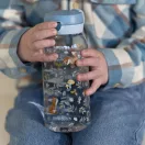 Kisgyermek kezében a Little Dutch Forest Friends 600 ml-es flip kupakos kulacs