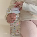 Kisgyermek kezében a Little Dutch Fairy wonders flip kupakos kulacs nyitás közben