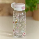 Little Dutch Fairy wonders 600 ml-es mintás kulacs asztalon elhelyezve