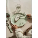 Kisgyermek önállóan étkezik a Little Dutch Little Farm zöld gyerektányérból