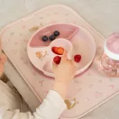 Közeli kép a Little Dutch Fairy Garden tányéralátétről étellel teli osztott tányérral és ivópohárral