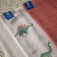 Összehajtott Texpol Light classic bambusz takaró színes dínó mintával