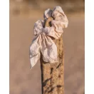 Mrs Ertha Vanilla biopamut scrunchie hajgumi közeli képe fára akasztva