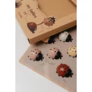 Közeli kép a Mrs Ertha fából készült katicás számoló puzzle elemeiről és a csomagolásról