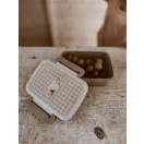 Mrs Ertha Soft Squares osztott uzsonnás doboz nyitott állapotban friss szőlővel megtöltve egy fa asztalon
