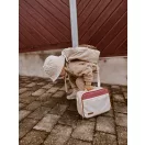 Gyermek hátán krémszínű hátizsákkal, kezében a hozzá illő Mrs Ertha hűtőtáskával
