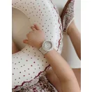 Gyermek kezén a Mrs Ertha Strapies Unique Dots óra egy pöttyös úszógumit fogva
