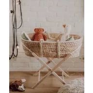 AhojBaby bükkfa állvány fonott mózeskosárhoz féloldalas nézetben
