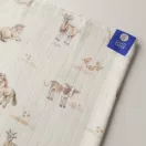 Közelkép a Little Farm bambusz takaró szövéséről és a kék Bamboo Line logóról