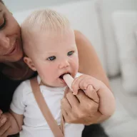   Mushie ujjra húzható fogkefe - Halványlila és krémfehér