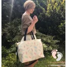 Makaszka L-es méretű szafari mintás ökológiai bőr pelenkázó táska zsiráf és szurikáta mintával