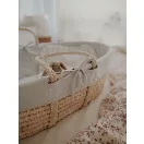 AhojBaby organikus pamut szürke betét fonott mózeskosárban oldalnézetből
