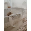 AhojBaby organikus pamut szürke betét fonott mózeskosárban oldalnézetből
