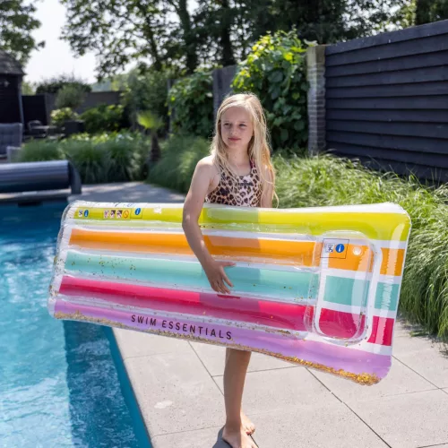 Swim Essentials Luxe Felfújható Matrac - Rainbow with Glitter vízben