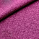 Közeli felvétel a Bamboo Line magenta bambusz kendő HoneySoft rácsos szövéséről