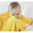 Kisgyermek sárga színű Bamboo Line bambusz takarót ölel magához