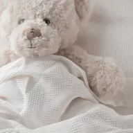 Texpol Light WafelRomb ekrü színű bambusz takaró összehajtva, bojtokkal és márkajelzéssel
