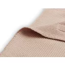 Közeli kép a Jollein Pale pink kötött pamut takaró finom, lélegző és puha anyagszerkezetéről