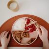 Mushie csúszásmentes lapostányér - nárcisz