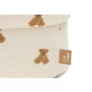 Jollein Mini Teddy Bear pelenkatároló kosár bordázott textilje és barna macimintája közelről a márkalogóval