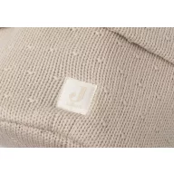 Jollein Sprinkle Knit kerek kötött pelenkatároló kosár Sand színben fehér háttér előtt