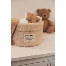Jollein Teddy bouclé pelenkatároló kosár babakefével és játékokkal megtöltve a pelenkázón