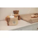 Jollein Teddy naturel tárolókosár a gyerekszobában a pelenkázólap mellett elhelyezve