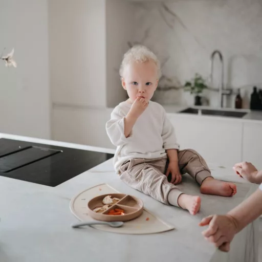 Mushie csúszásmentes lapostányér - világoskék