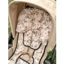 Makaszka babakocsi betét és övvédő huzatok szafari mintával egy krémszínű babakocsiban
