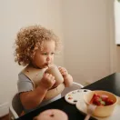 Mushie szilikon szívószálas itatópohár - Világoskék