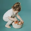 Kisgyermek kosárba gyűjti a színes és különböző textúrájú Petit Boum golyókat