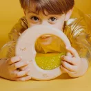 Kisgyermek kezében a 14 cm-es Petit Boum Moon fa érzékelő játék