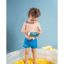 Kisgyermek kezében tartja a Petit Boum Ducky szenzoros palackot