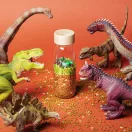 Petit Boum dinoszauruszos keresős palack dinó figurákkal körülvéve
