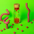 Petit Boum Spiral Pink érzékelő játék művészi környezetben rózsaszín kiegészítőkkel