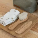 Közelkép a Little Dutch puha gyapjú hajkeféről és fa fésűről