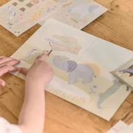 Little Dutch Safari matricás füzet borítója dzsipben ülő figurákkal és 70+ matrica jelzéssel