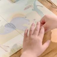 Little Dutch Safari matricás füzet borítója dzsipben ülő figurákkal és 70+ matrica jelzéssel