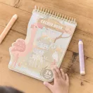 Little Dutch Safari Flamingo színező könyv és vastag fa kréták az asztalon