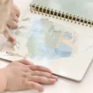 Közelkép a Little Dutch Safari vízzel színező füzetben felbukkanó elefántos illusztrációról